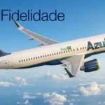 Avião da Azul voando no céu com o logo do Azul Fidelidade