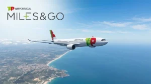 Avião da TAP Air Portugal em voo com o logotipo do programa TAP Miles&Go