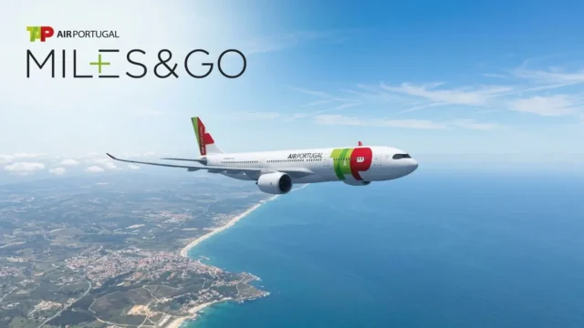 Avião da TAP Air Portugal em voo com o logotipo do programa TAP Miles&Go