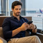Milhas expiram? Saiba como acompanhar o prazo e evitar perdas - Passageiro consultando a validade das milhas em aplicativo de programa de fidelidade