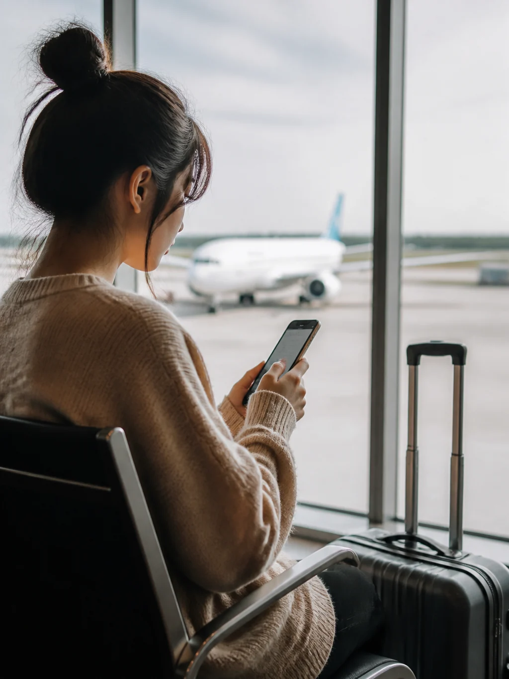 Quanto tempo antes comprar passagem aérea para evitar decisões caras - Viajante avaliando quanto tempo antes comprar passagem aérea no aeroporto