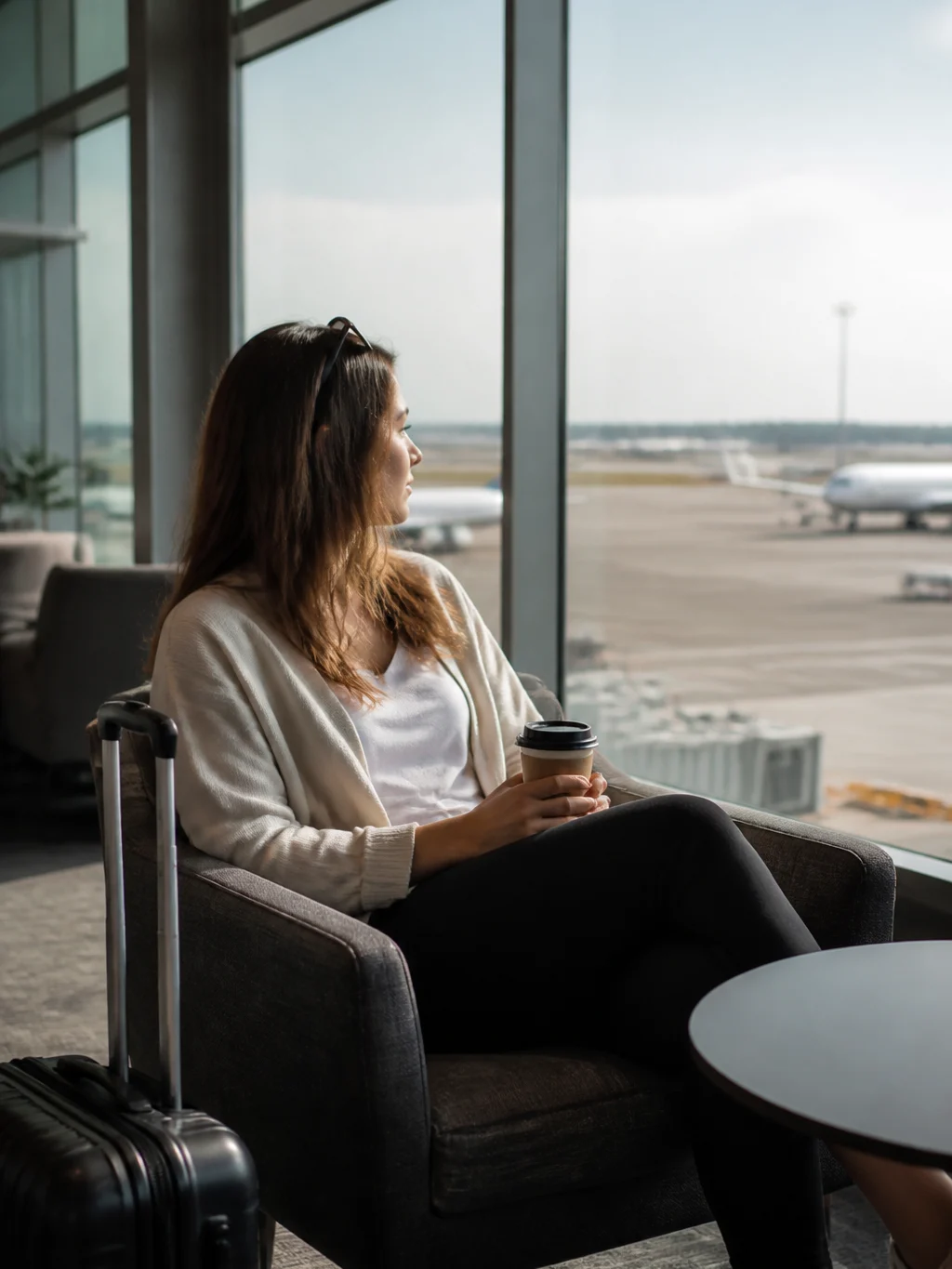 6 benefícios do status em programas de fidelidade e seus limites - Passageiro em sala VIP representando benefícios do status em programas de fidelidade