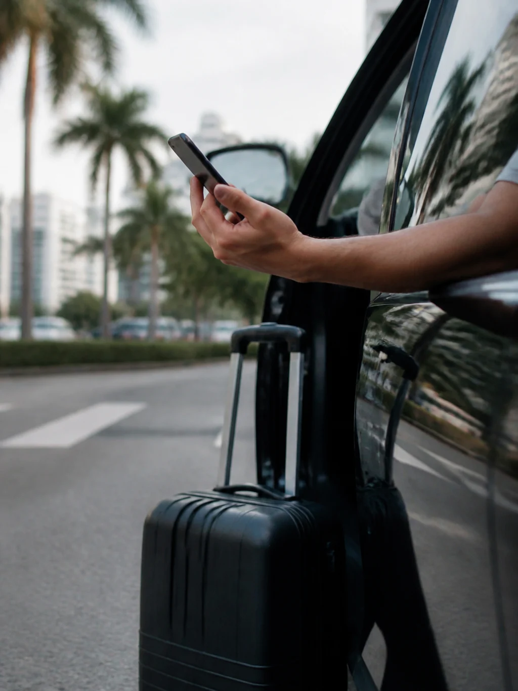 Como comprar créditos Uber na Smiles e usar suas milhas com atenção - Viajante verificando como comprar créditos Uber na Smiles pelo celular