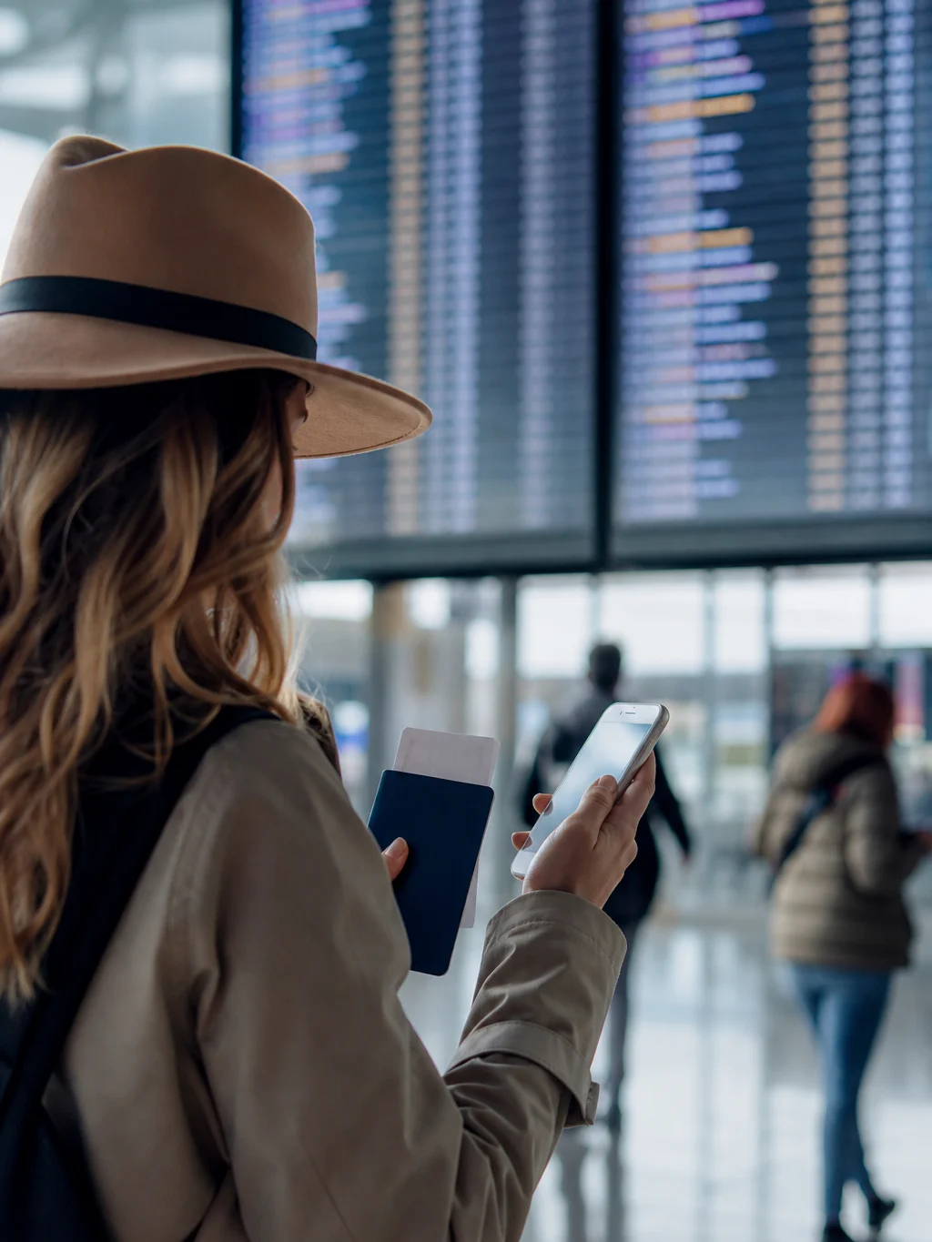 Como emitir Star Alliance com milhas TAP e encontrar disponibilidade - Viajante verificando conexões para emitir Star Alliance com milhas TAP