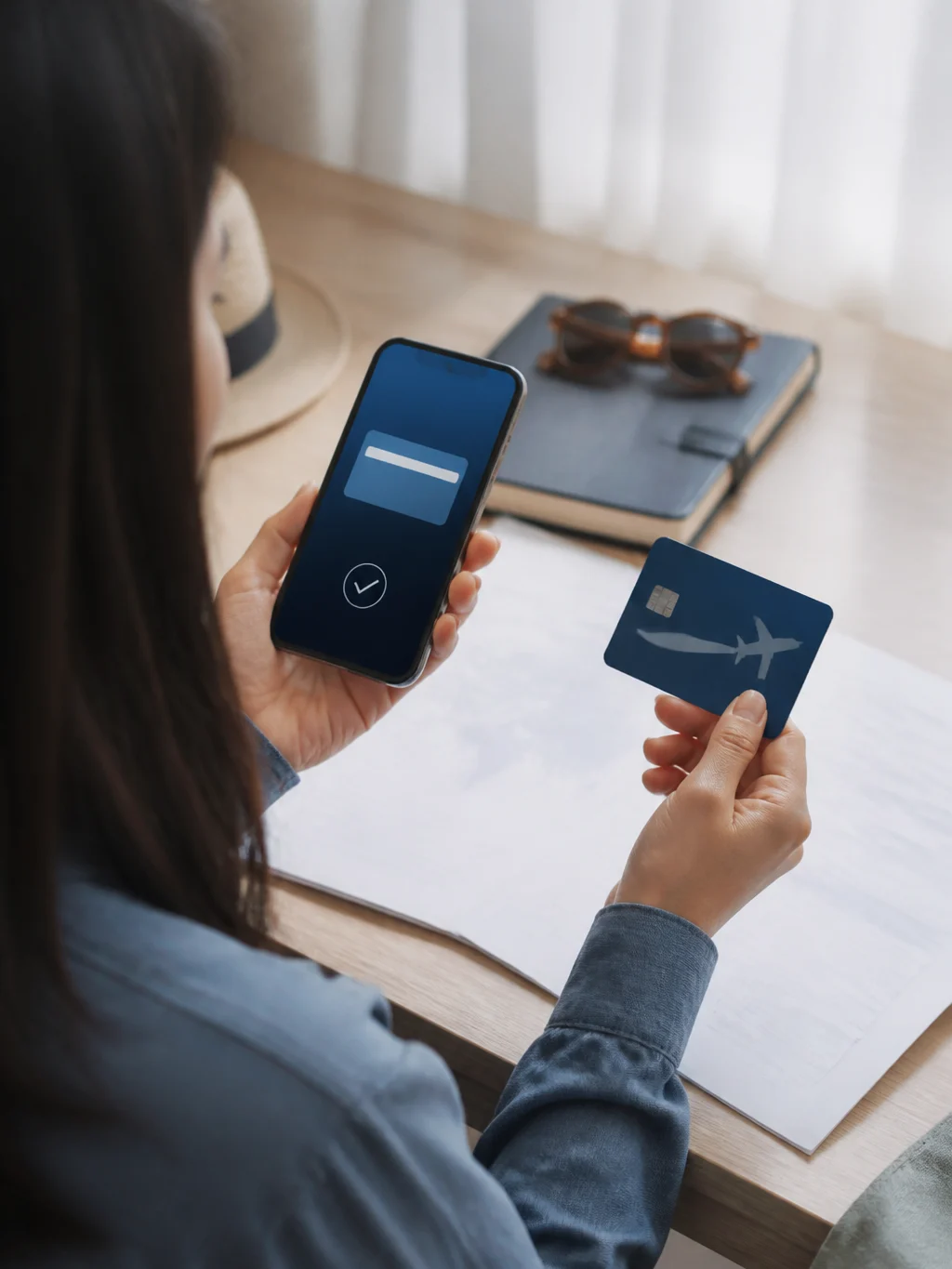 Como transferir pontos para milhas e evitar erros antes do resgate - Planejamento para transferir pontos para milhas usando celular e documentos de viagem