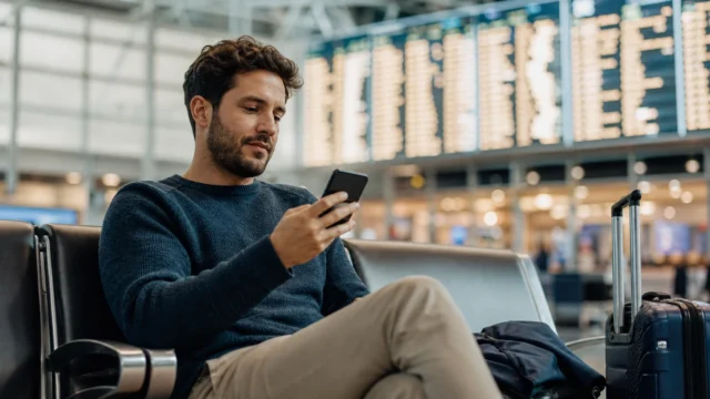 Ida e volta separadas com milhas: quando vale a pena emitir - Passageira planejando ida e volta separadas com milhas em um aeroporto