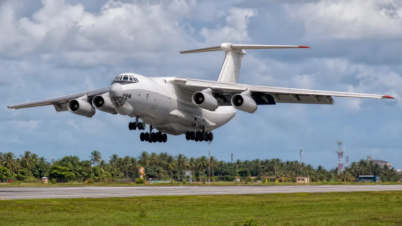 Gigante cargueiro soviético chama atenção ao aterrissar no aeroporto de Maceió