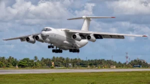 Gigante cargueiro soviético chama atenção ao aterrissar no aeroporto de Maceió