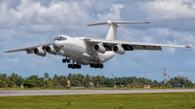 Gigante cargueiro soviético chama atenção ao aterrissar no aeroporto de Maceió