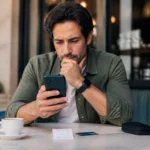 Pontos de compras não caíram? Veja o que conferir antes de reclamar - Cliente conferindo pontos de compras não caíram em aplicativo de fidelidade