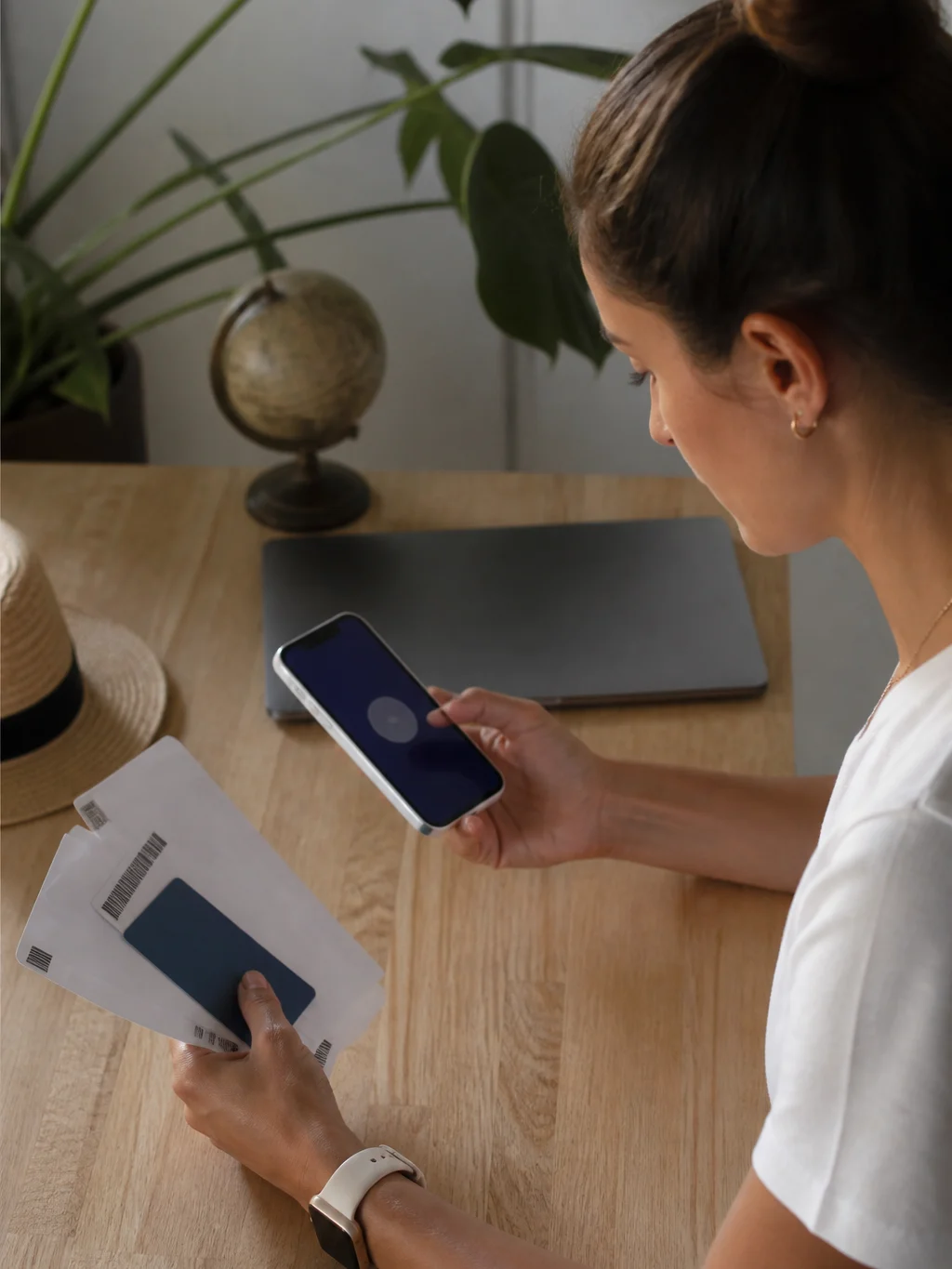 Reativar milhas expiradas: quando é possível recuperar e se compensa - Viajante verificando opções para reativar milhas expiradas no celular