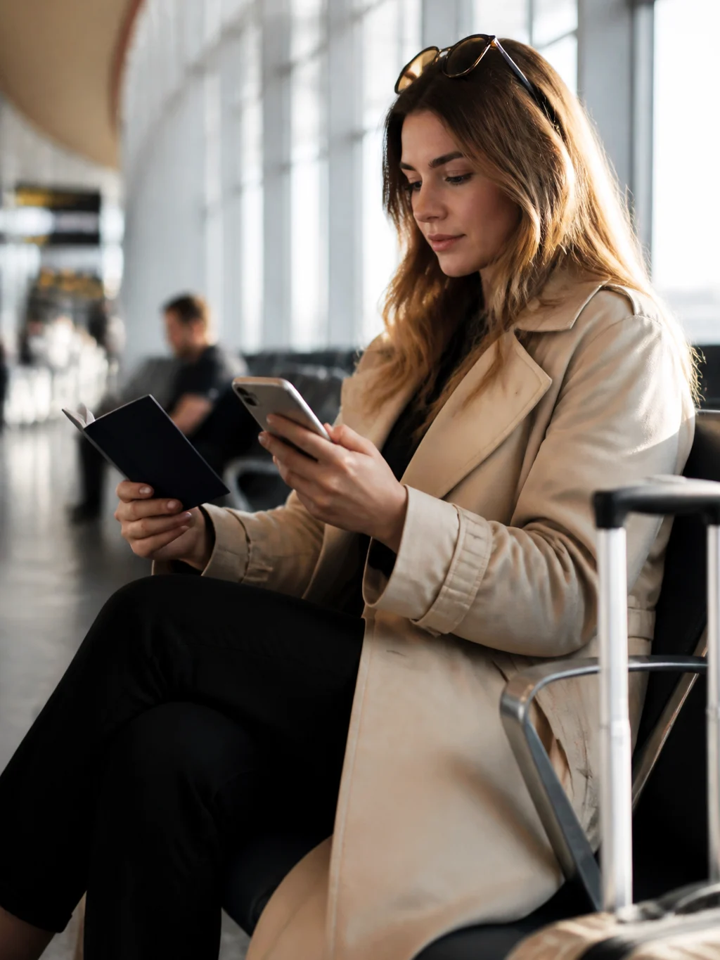 Taxas em passagem com milhas TAP: como calcular antes de emitir - Viajante conferindo taxas de passagem com milhas TAP no celular antes da emissão